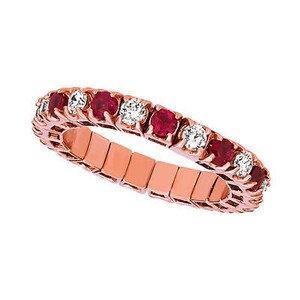 Op de afbeelding: Een rose gouden eeuwigheidsband met afwisselende rode robijnen en witte diamanten.