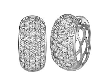 Puede incluir: Un par de pendientes de aro de plata con engaste pavé de pequeños diamantes redondos.