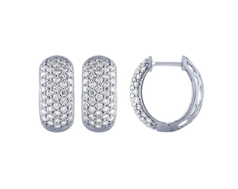Puede incluir: Un par de pendientes de aro de plata con engaste pavé de pequeños diamantes transparentes. Los pendientes son de estilo clásico y serían un gran regalo.