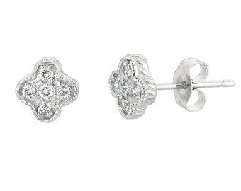 Puede incluir: Un par de pendientes de plata con un pequeño diseño de trébol de cuatro hojas engastado con piedras de circonita cúbica transparentes.