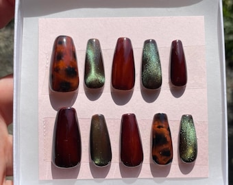 Uñas postizas pintadas a mano en color carey y verde / Uñas postizas de gel / Uñas medianas con forma de ataúd