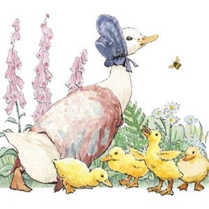 Pode incluir: Um pato branco com um chapéu azul e um vestido rosa está andando com quatro patinhos amarelos em um campo de flores rosa e brancas.