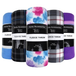 Puede incluir: Cinco mantas de franela en diferentes colores y patrones. Las mantas son todas de tamaño individual y miden 127 x 152 cm. Las mantas están etiquetadas como "Home Accessories by Cookies and Cream Fleece Throw".