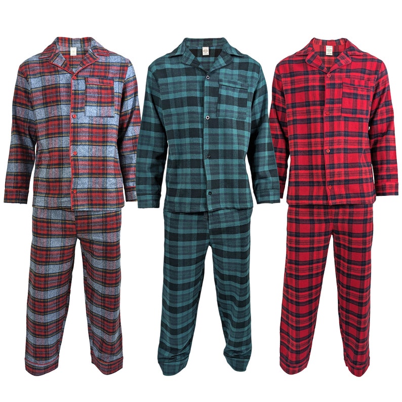Puede incluir: Tres pares de pijamas de manga larga en diferentes patrones de cuadros: rojo y negro, azul y rojo, y verde y negro.