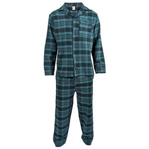 Puede incluir: Un conjunto de pijama a cuadros azul y negro con mangas largas y pantalones.