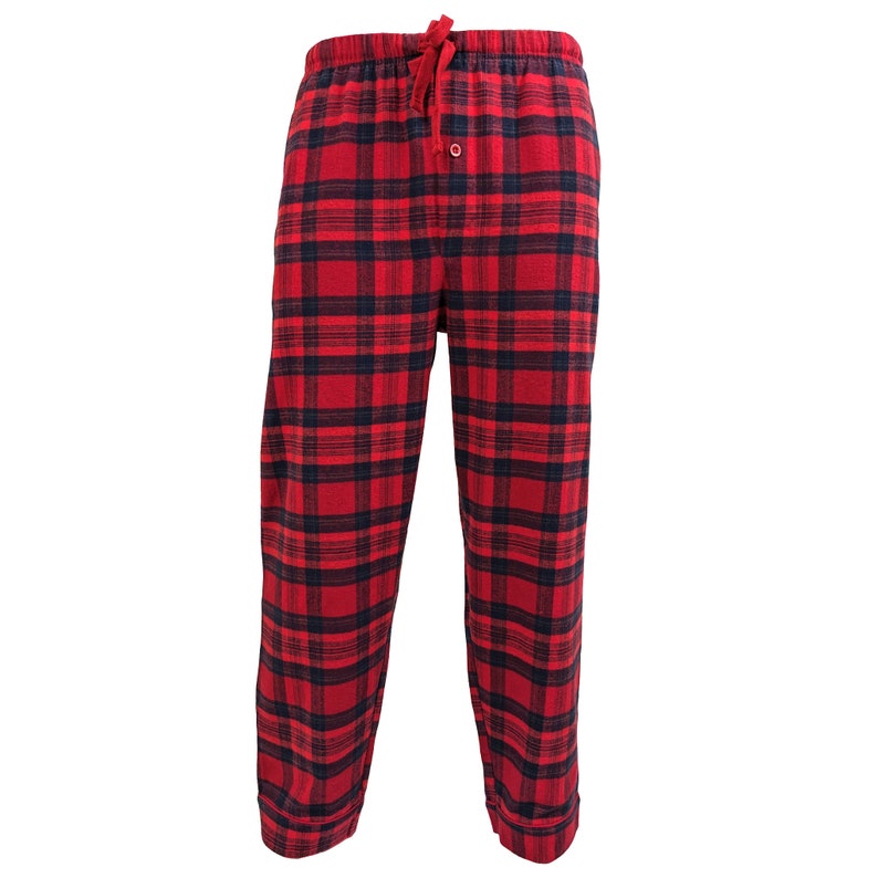 Puede incluir: Pantal&oacute;n de pijama a cuadros rojo y negro.