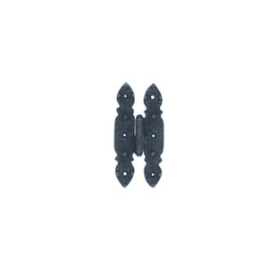 Pode incluir: Uma dobradiça decorativa preta com um design ornamentado. A dobradiça de metal apresenta uma textura martelada e recortes decorativos. O design inclui extremidades pontiagudas. A dobradiça é mostrada em um fundo branco.