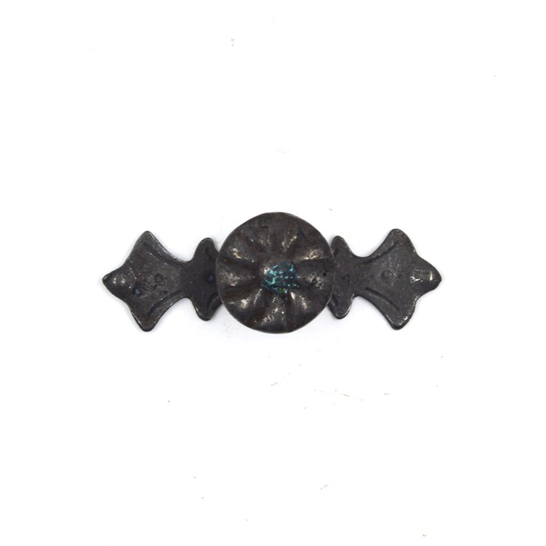 Pu&ograve; includere: Una maniglia per cassetto in metallo nero con un design floreale decorativo e un centro blu. La maniglia ha due estremit&agrave; decorative.