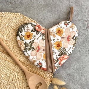 Heart-shaped pot holder l Heart-shaped oven glove l Heart-shaped baking glove l Gift for the kitchen l Oven glove l Flowered pot holder l