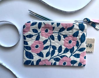白地にピンクの花柄 - 小さなジッパー付きポーチ