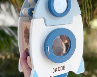 Juguete para bebé, regalo personalizado, idea de regalo para niño pequeño, juguete grabado, tablero de actividades personalizado, cubo de actividades Montessori.