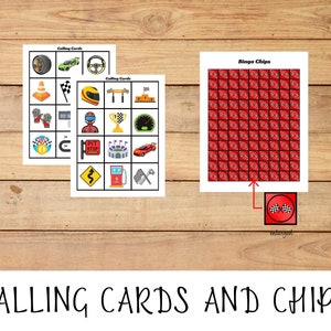 Pu&ograve; includere: Due carte di chiamata stampabili con immagini a tema corse e un foglio di gettoni da bingo rossi con un'immagine di bandiera a scacchi.