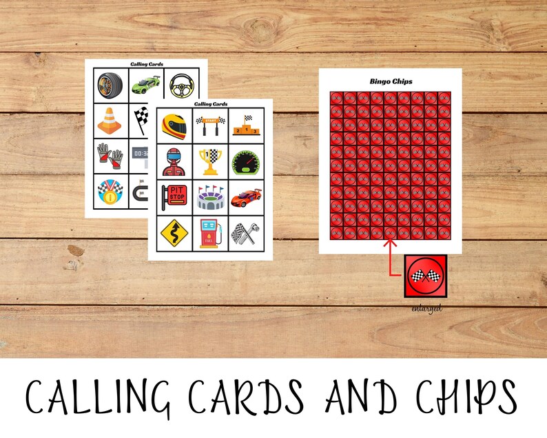 Pu&ograve; includere: Due carte di chiamata stampabili con immagini a tema corse e un foglio di gettoni da bingo rossi con un'immagine di bandiera a scacchi.