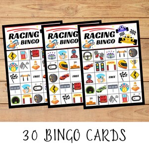 Pu&ograve; includere: Tre carte da bingo a tema corse con uno spazio libero al centro. Le carte presentano immagini di auto da corsa, bandiere a scacchi, pit stop e altri oggetti legati alle corse. Il testo "Racing Bingo" &egrave; in cima a ciascuna carta.