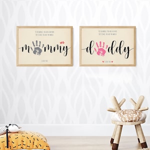 DADDY MOMMY Handprint Footprint Art Craft Set de 2, Regalo del Día de las Madres, Regalo del Día del Padre, Tarjeta DIY para bebés y niños, Decoración de guardería