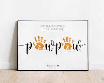 Puede incluir: Un póster blanco imprimible con el texto "To the world, you are my pawpaw, but to me, you are the world." La palabra "pawpaw" está escrita con huellas de manos naranjas. El póster también incluye el texto "I love you" con dos corazones rojos.