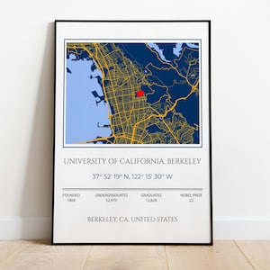 Puede incluir: Una impresión enmarcada que muestra un mapa de Berkeley, California, con un marcador rojo. La impresión incluye el texto "UNIVERSITY OF CALIFORNIA, BERKELEY" y detalles sobre la fundación de la universidad.