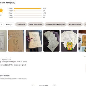 Pu&ograve; includere: Una pila di libri da colorare a tema matrimonio con rilegatura in spago. Le copertine presentano disegni a tratto di una sposa e uno sposo, con nomi e date. I libri sono stampati su carta bianco sporco.