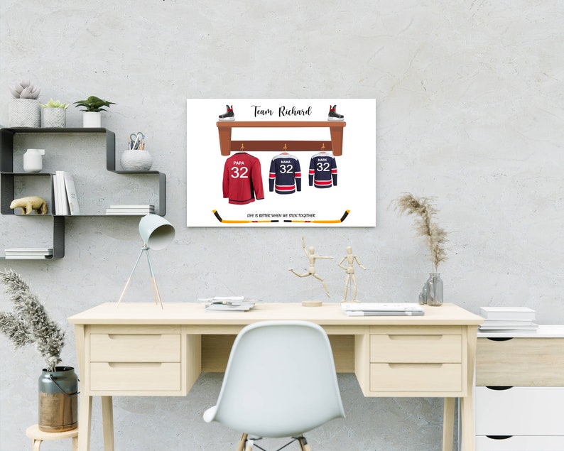 Op de afbeelding: Een witte print met een bruin houten plank met drie hockeytruien die aan haken hangen. De truien zijn rood, blauw en wit met het nummer 32 op elk. De tekst "Team Richard" staat bovenaan de print. De tekst "Life is better when we stick together" staat onderaan de print.