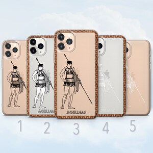 Puede incluir: Cinco fundas de teléfono diferentes con un contorno blanco de un guerrero griego sosteniendo una lanza y la palabra "ACHILLEAS" en la parte inferior. Las fundas son transparentes, blancas y doradas.