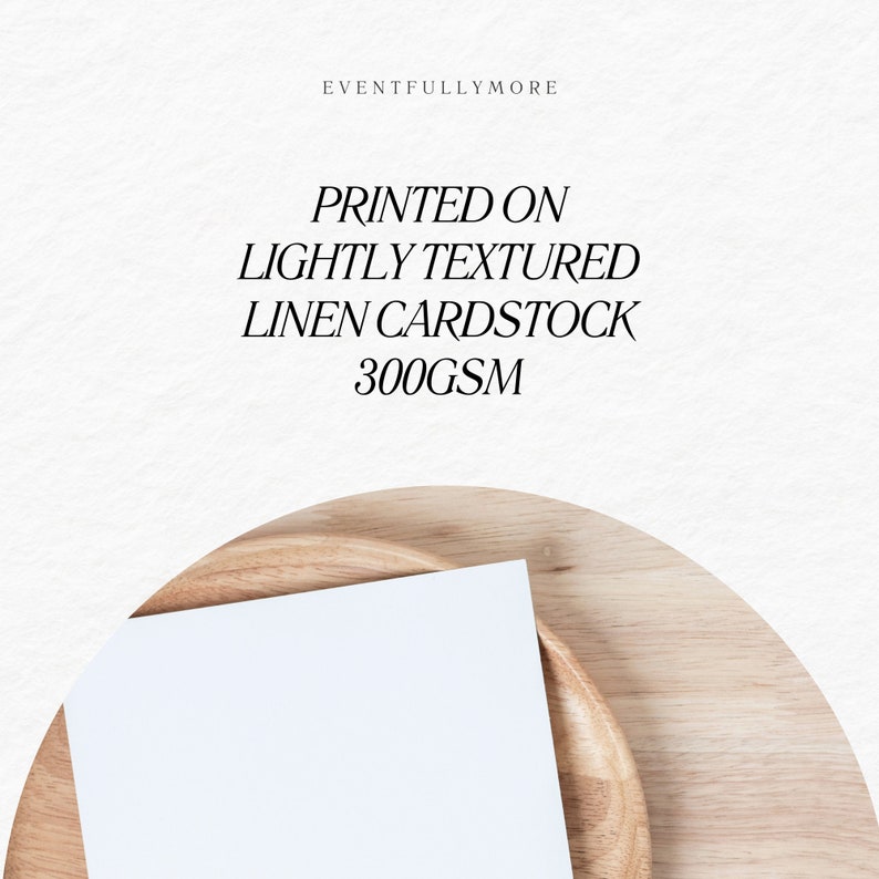 Puede incluir: Una tarjeta blanca sobre una bandeja de madera, con el texto "PRINTED ON LIGHTLY TEXTURED LINEN CARDSTOCK 300GSM" en negro. El fondo es una superficie blanca texturizada con las palabras "EVENTFULLYMORE" en la parte superior.