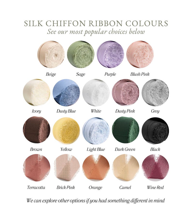Op de afbeelding: Een kleurenkaart met de titel SILK CHIFFON RIBBON COLOURS met twintig ronde lintspoelen in verschillende tinten, waaronder beige, salie, paars, blush roze, ivoor, stoffig blauw, wit, stoffig roze, grijs, bruin, geel, lichtblauw, donkergroen, zwart, terracotta, baksteenroze, oranje, camel en wijnrood.