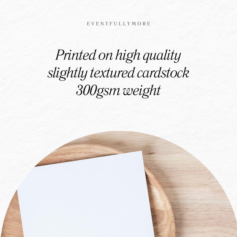 Op de afbeelding: Een witte kaart op een houten oppervlak. De kaart is bedrukt met de tekst "Printed on high quality slightly textured cardstock 300gsm weight".