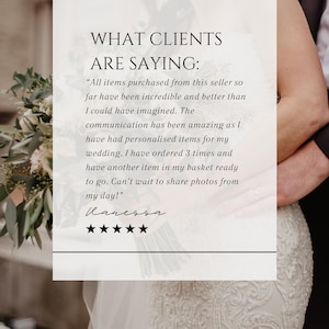 Op de afbeelding: Een klantbeoordelingsafbeelding met de tekst WHAT CLIENTS ARE SAYING: gevolgd door een getuigenis over gepersonaliseerde huwelijksartikelen, ondertekend door Vanessa met vijf zwarte sterren. De achtergrond toont een wazige trouwjurk.
