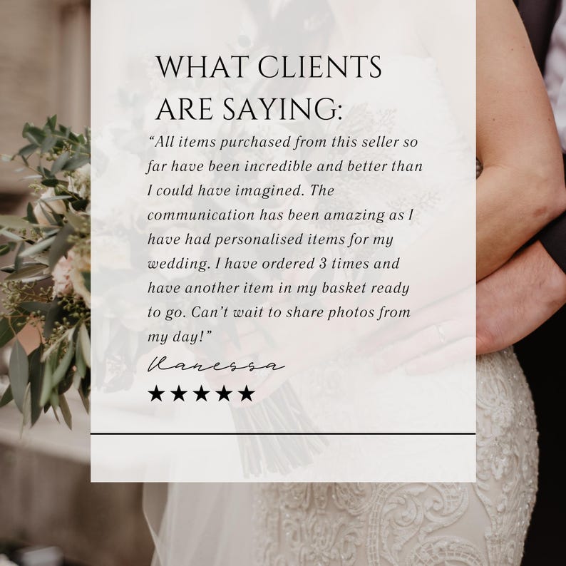 Op de afbeelding: Een klantbeoordelingsafbeelding met de tekst WHAT CLIENTS ARE SAYING: gevolgd door een getuigenis over gepersonaliseerde huwelijksartikelen, ondertekend door Vanessa met vijf zwarte sterren. De achtergrond toont een wazige trouwjurk.