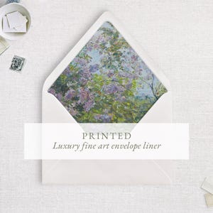 Könnte beinhalten: Ein weißer Umschlag mit einem bedruckten Luxus-Fine-Art-Umschlagfutter. Das Futter zeigt ein farbenfrohes impressionistisches Gemälde mit lila und grünem Laub. Der Text "PRINTED Luxury fine art envelope liner" ist auf der Vorderseite abgebildet.