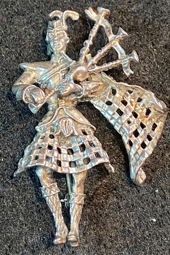 Vintage Scottish BagPiper Sterling silver pin broo