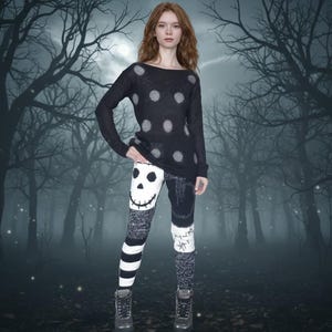 Puede incluir: Top negro con lunares grises y leggings con diseño de calavera, rayas y patrones. El fondo es una escena de bosque espeluznante. Estilo alternativo único.