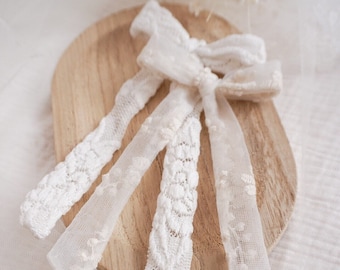 Große und lange Haarschleife aus Spitze in Weiß als Haarspange für Mädchen, zu Kommunion oder als Blumenkind zur Hochzeit