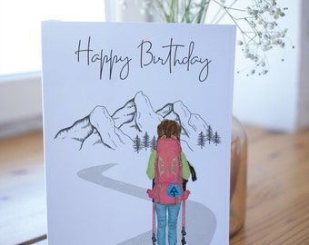 Op de afbeelding: Een verjaardagskaart met een tekening van een persoon die in de bergen wandelt. De kaart heeft bovenaan de tekst "Happy Birthday".