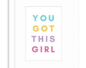 以下が含まれることがあります： 白い額縁に入ったプリントで、"YOU GOT THIS GIRL"というテキストがカラフルな文字で書かれています。文字は青、黄、紫、ピンクの色合いです。