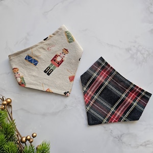 Reversible pet bandana scarf with two patterns and adjustable (Christmas, nutcracker, checks, nutcracker, dog, cat)