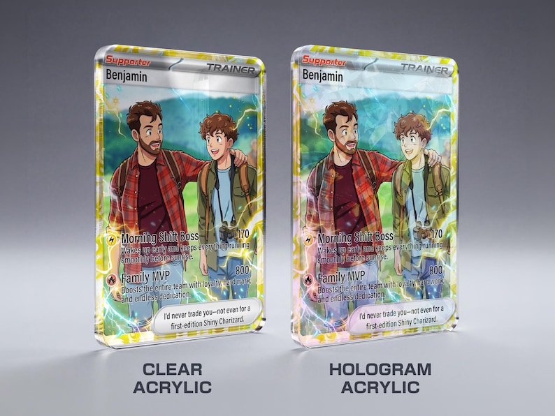 Pode incluir: Duas cartas colecion&aacute;veis de acr&iacute;lico com uma ilustra&ccedil;&atilde;o de dois homens. As cartas t&ecirc;m o texto "Supporter Benjamin" e "Trainer" no topo. A parte inferior das cartas diz "Clear Acrylic" e "Hologram Acrylic". As cartas t&ecirc;m um design colorido.