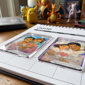 Pode incluir: Duas cartas colecion&aacute;veis personalizadas com ilustra&ccedil;&otilde;es de um casal, em uma p&aacute;gina do calend&aacute;rio de junho. Uma carta diz "Deep Legendary Dude", a outra "Thomas - Legendary Coach". Figuras de Pok&eacute;mon vis&iacute;veis ao fundo.