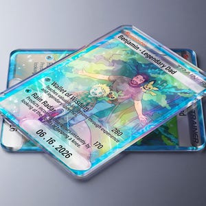 Pode incluir: Duas cartas de acr&iacute;lico transparente com uma ilustra&ccedil;&atilde;o colorida de um pai e uma crian&ccedil;a com personagens Pok&eacute;mon. A carta superior diz "Benjamin - Legendary Dad" e inclui texto sobre li&ccedil;&otilde;es de vida e previs&atilde;o de chuva. A data "06.16.2026" &eacute; vis&iacute;vel.