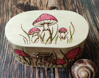 Ovale Holzbox mit Fliegenpilzen, als Schmuckkästchen oder für kleine Geschenke