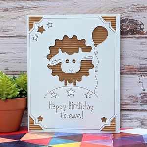 Feliz cumpleaños Tarjeta SVG Cut File, Tarjeta de felicitación SVG, Feliz cumpleaños a Ewe archivo svg, Cricut Joy, Archivo SVG, Archivo digital