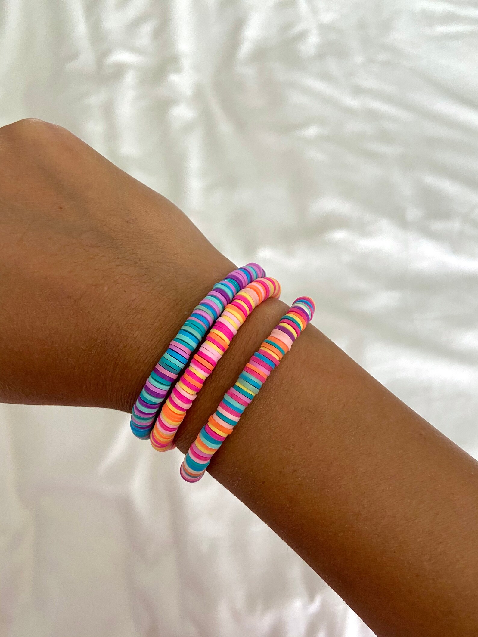 CUSTOM beaded rainbow clay disk bead pulsera / apilamiento de Etsy