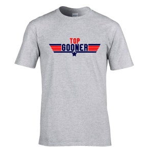 Könnte beinhalten: Ein graues T-Shirt mit einer roten und blauen Grafik, auf der "TOP GOONER" mit einem Stern in der Mitte steht.