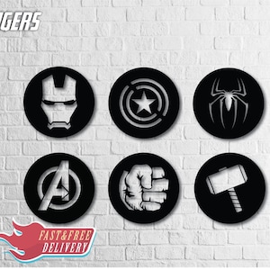 Puede incluir: Seis piezas de decoraci&oacute;n de pared circulares de metal negro con los logotipos de superh&eacute;roes populares de la franquicia Avengers. Los logotipos incluyen Iron Man, Capit&aacute;n Am&eacute;rica, Spider-Man, el logotipo de los Avengers, Hulk y Thor.