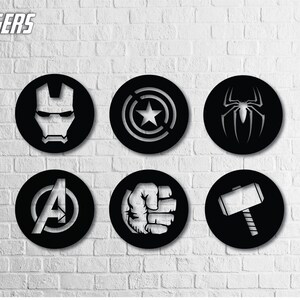 Puede incluir: Seis piezas de decoraci&oacute;n de pared circulares de metal negro con los logotipos de superh&eacute;roes populares de la franquicia Avengers. Los logotipos incluyen Iron Man, Capit&aacute;n Am&eacute;rica, Spider-Man, el logotipo de los Avengers, el pu&ntilde;o de Hulk y el martillo de Thor.