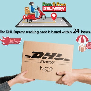 Puede incluir: Una caja de cart&oacute;n marr&oacute;n con el logotipo de DHL Express y el texto "NCS Wood Art" en ella. La caja se est&aacute; entregando a otra persona. La imagen tambi&eacute;n incluye un scooter rojo con un repartidor, un paraca&iacute;das rojo y blanco con una caja y el texto "Entrega r&aacute;pida y gratuita".