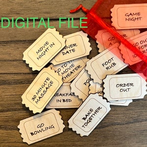 Op de afbeelding: Een set houten krasloten voor een date-avond met verschillende activiteiten erop geschreven, zoals "Filmavond thuis", "30 minuten massage", "Bowlen gaan", "Samen bakken", "Bestellen", "Spelletjesavond", "Voetmassage", "Naar de bioscoop gaan" en "Ontbijt op bed".
