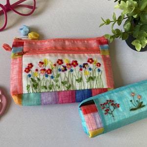 Juego de regalo de 2 bolsas con cremallera bordadas / estuche de viaje para cosméticos, maquillaje, lápices, monedero, billetera / Estuche floral para ella / Regalo para el Día de la Madre