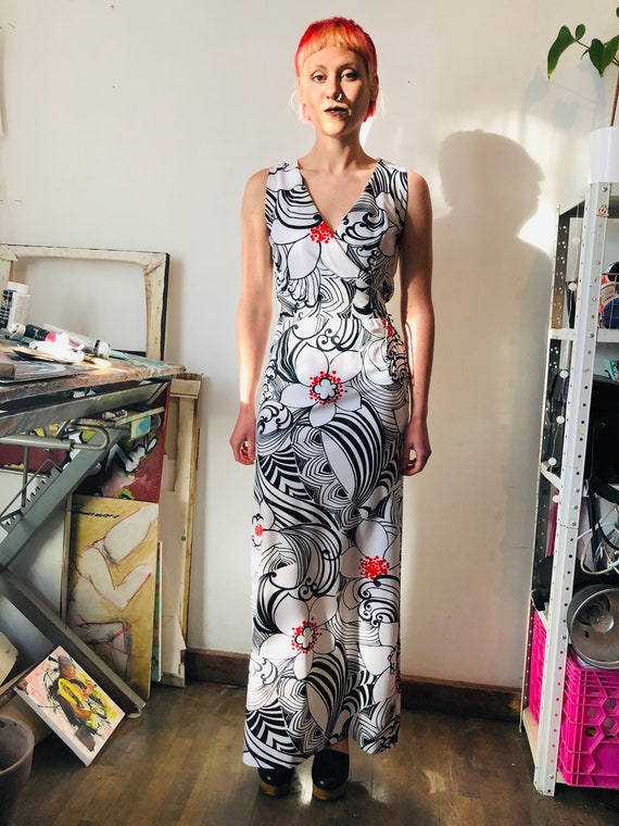 White floral 70’s dress. Zipper on the side.