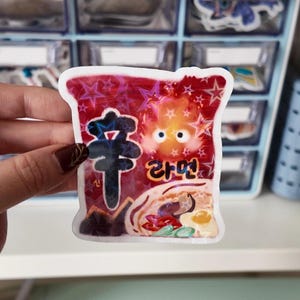 Puede incluir: Un juego de tres tazas de cerámica con un acabado mate moteado. Las tazas son en tonos crema, gris claro y gris oscuro. Cada taza tiene un diseño simple y minimalista, ideal para café o té.